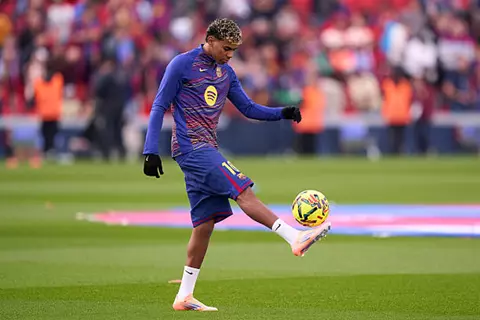 دقيقة بدقيقة.. برشلونة يواجه ألافيس في الدوري الإسباني